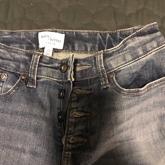 Daily Ritual Women's Relaxed Fit Wide-Leg Crop Jean - Picture 3 of 7